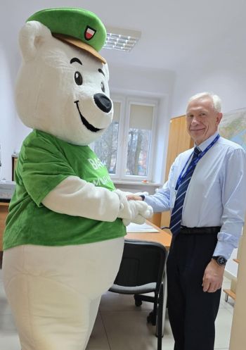 Niedźwiedź Baśka Murmańska obchodzi swoje imieniny w urzędzie miejskim