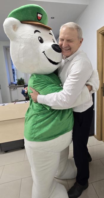 Niedźwiedź Baśka Murmańska obchodzi swoje imieniny w urzędzie miejskim