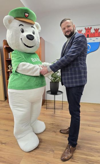 Niedźwiedź Baśka Murmańska obchodzi swoje imieniny w urzędzie miejskim