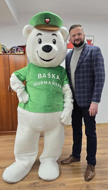 Niedźwiedź Baśka Murmańska obchodzi swoje imieniny w urzędzie miejskim