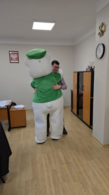 Niedźwiedź Baśka Murmańska obchodzi swoje imieniny w urzędzie miejskim