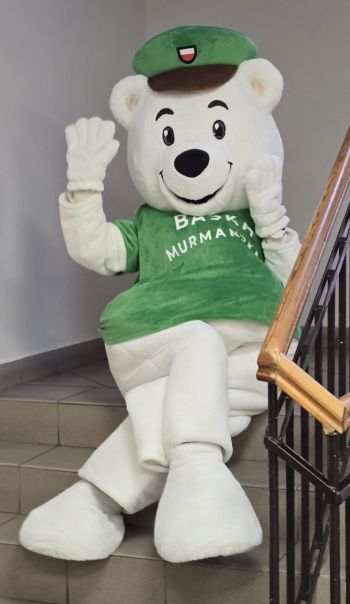 Niedźwiedź Baśka Murmańska obchodzi swoje imieniny w urzędzie miejskim