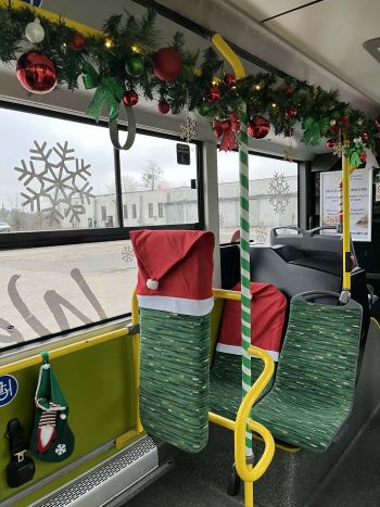 NKA w świątecznym wydaniu, napisy wesołych świąt, wnętrze autobusu