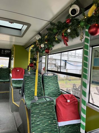 NKA w świątecznym wydaniu, napisy wesołych świąt, wnętrze autobusu