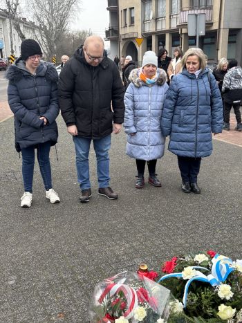 uroczystość pod pomnikiem, przemówienia, składanie kwiatów, poczty sztandarowe ze szkół