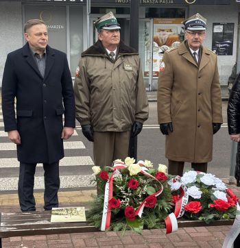 uroczystość pod pomnikiem, przemówienia, składanie kwiatów, poczty sztandarowe ze szkół