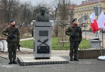 uroczystość pod pomnikiem, przemówienia, składanie kwiatów, poczty sztandarowe ze szkół