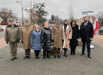 uroczystość pod pomnikiem, przemówienia, składanie kwiatów, poczty sztandarowe ze szkół, wspólne zdjęcie