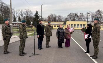 plac, żołnierze stojący na baczność, gratulacje dla bohatera, wręczanie kwiatów i pamiątkowej tabliczki