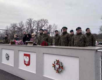 plac, żołnierze stojący na baczność, gratulacje dla bohatera, wręczanie kwiatów i pamiątkowej tabliczki