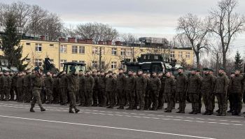 plac, żołnierze stojący na baczność, gratulacje dla bohatera, wręczanie kwiatów i pamiątkowej tabliczki