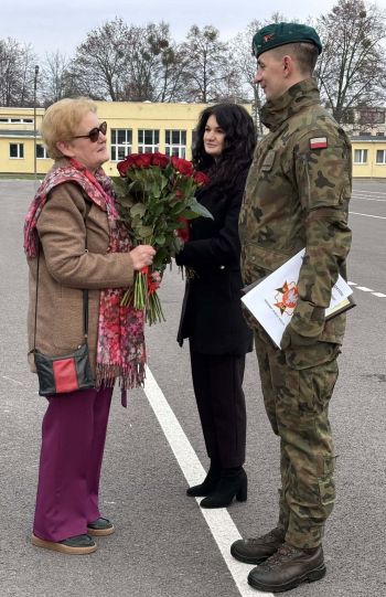 plac, żołnierze stojący na baczność, gratulacje dla bohatera, wręczanie kwiatów i pamiątkowej tabliczki