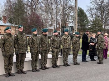 plac, żołnierze stojący na baczność, gratulacje dla bohatera, wręczanie kwiatów i pamiątkowej tabliczki