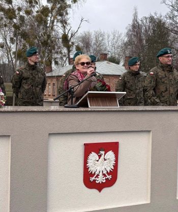 plac, żołnierze stojący na baczność, gratulacje dla bohatera, wręczanie kwiatów i pamiątkowej tabliczki