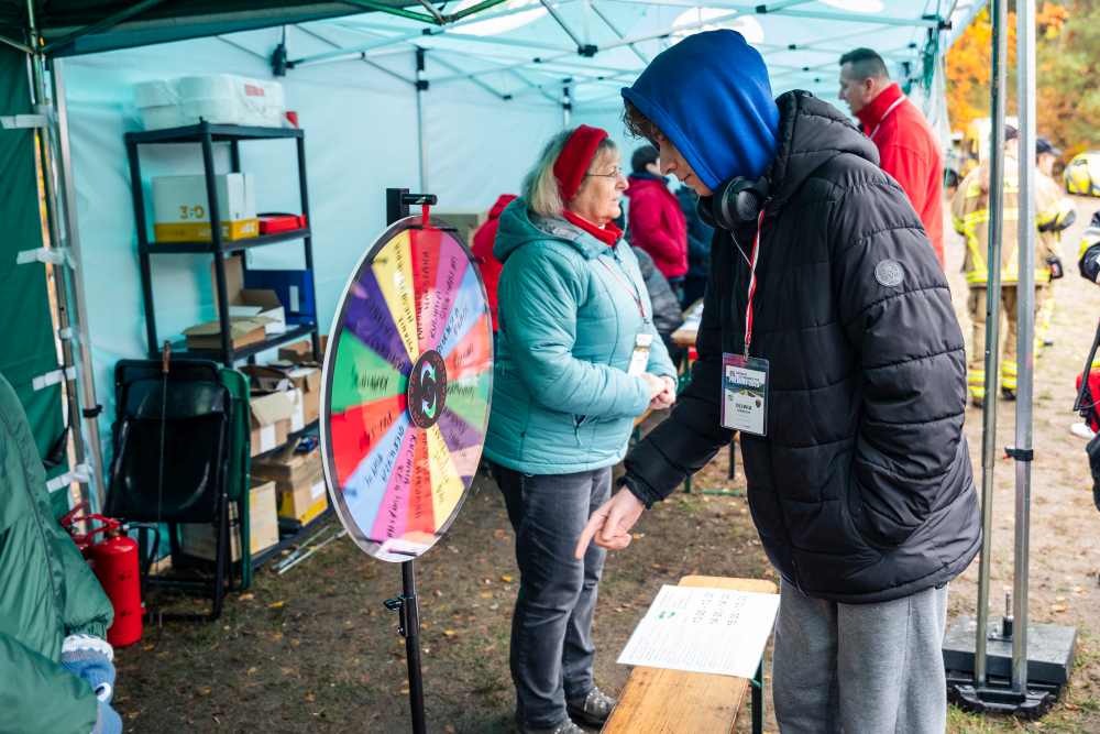 Mężczyzna stojący przed kołem fortuny.