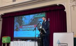 sala kinowa, zebrana młodzież, wręczanie nagród na scenie, prezentacja wyświetlana na ekranie