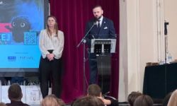 sala kinowa, zebrana młodzież, wręczanie nagród na scenie, prezentacja wyświetlana na ekranie