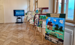 sala kinowa, zebrana młodzież, wręczanie nagród na scenie, prezentacja wyświetlana na ekranie