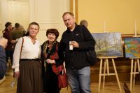 Dwie kobiety i mężczyzna patrzący przed siebie.