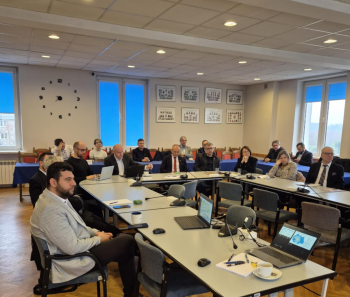 Sala konferencyjna, zebrani uczestnicy wysłuchują warsztatów