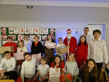 wspólne zdjęcie dzieci z prezentami