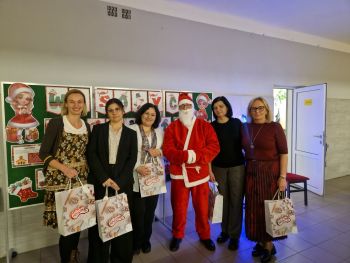 opiekunowie dzieci z Mikołaja pozują do zdjęcia