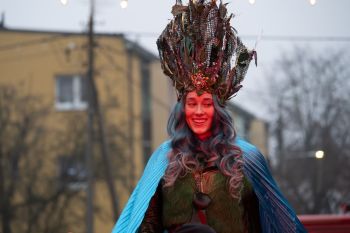 udekorowany skwer, scena, występy, osoby biorące udział w spotkaniu, poczęstunek, karuzela, żywa szopka