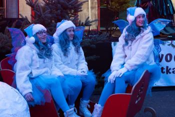 udekorowany skwer, scena, występy, osoby biorące udział w spotkaniu, poczęstunek, karuzela, żywa szopka