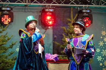 udekorowany skwer, scena, występy, osoby biorące udział w spotkaniu, poczęstunek, karuzela, żywa szopka