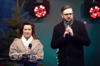 udekorowany skwer, scena, występy, osoby biorące udział w spotkaniu, poczęstunek, karuzela, żywa szopka