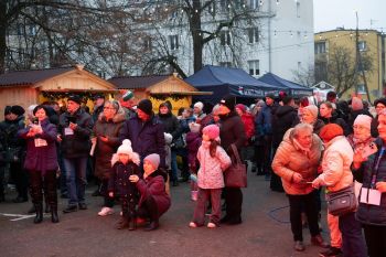 udekorowany skwer, scena, występy, osoby biorące udział w spotkaniu, poczęstunek, karuzela, żywa szopka