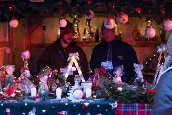 udekorowany skwer, scena, występy, osoby biorące udział w spotkaniu, poczęstunek, karuzela, żywa szopka