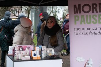 udekorowany skwer, scena, występy, osoby biorące udział w spotkaniu, poczęstunek, karuzela, żywa szopka