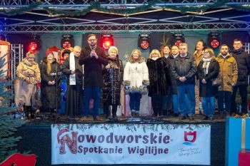 udekorowany skwer, scena, występy, osoby biorące udział w spotkaniu, poczęstunek, karuzela, żywa szopka