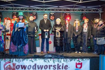 udekorowany skwer, scena, występy, osoby biorące udział w spotkaniu, poczęstunek, karuzela, żywa szopka