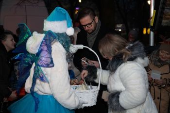 udekorowany skwer, scena, występy, osoby biorące udział w spotkaniu, poczęstunek, karuzela, żywa szopka