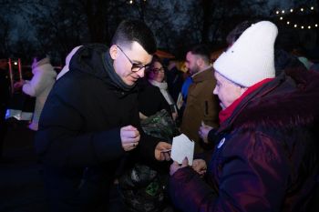 udekorowany skwer, scena, występy, osoby biorące udział w spotkaniu, poczęstunek, karuzela, żywa szopka