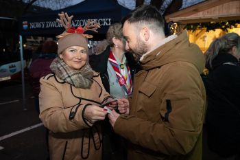 udekorowany skwer, scena, występy, osoby biorące udział w spotkaniu, poczęstunek, karuzela, żywa szopka