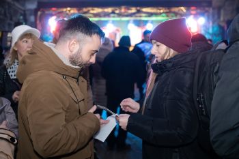 udekorowany skwer, scena, występy, osoby biorące udział w spotkaniu, poczęstunek, karuzela, żywa szopka