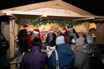 udekorowany skwer, scena, występy, osoby biorące udział w spotkaniu, poczęstunek, karuzela, żywa szopka