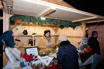 udekorowany skwer, scena, występy, osoby biorące udział w spotkaniu, poczęstunek, karuzela, żywa szopka