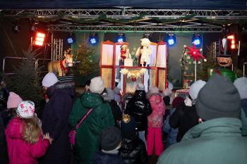 udekorowany skwer, scena, występy, osoby biorące udział w spotkaniu, poczęstunek, karuzela, żywa szopka