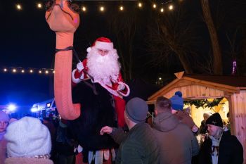 udekorowany skwer, scena, występy, osoby biorące udział w spotkaniu, poczęstunek, karuzela, żywa szopka