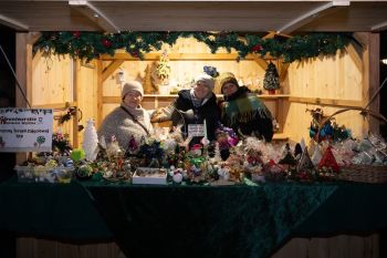 udekorowany skwer, scena, występy, osoby biorące udział w spotkaniu, poczęstunek, karuzela, żywa szopka