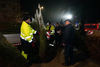 udekorowany skwer, scena, występy, osoby biorące udział w spotkaniu, poczęstunek, karuzela, żywa szopka