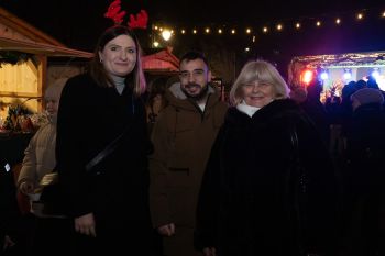 udekorowany skwer, scena, występy, osoby biorące udział w spotkaniu, poczęstunek, karuzela, żywa szopka