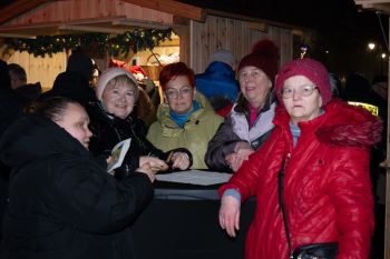 udekorowany skwer, scena, występy, osoby biorące udział w spotkaniu, poczęstunek, karuzela, żywa szopka