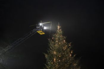 udekorowany skwer, scena, występy, osoby biorące udział w spotkaniu, poczęstunek, karuzela, żywa szopka