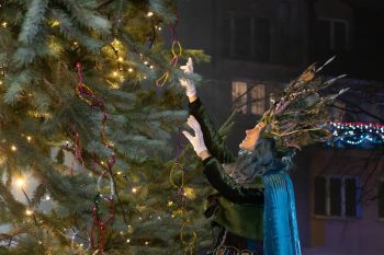 udekorowany skwer, scena, występy, osoby biorące udział w spotkaniu, poczęstunek, karuzela, żywa szopka