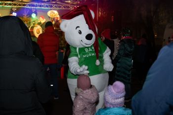 udekorowany skwer, scena, występy, osoby biorące udział w spotkaniu, poczęstunek, karuzela, żywa szopka